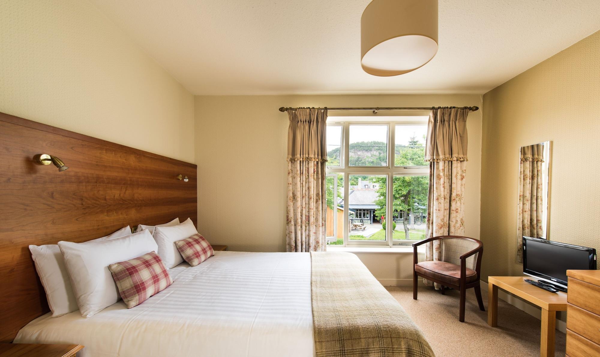 Balmoral Arms Hotel Балатър Екстериор снимка