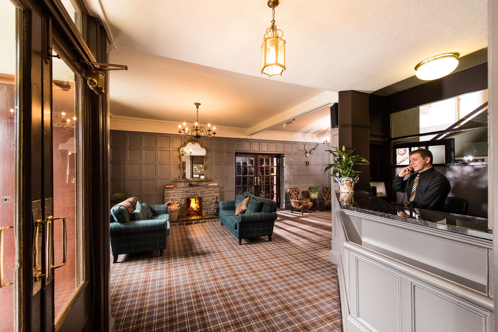 Balmoral Arms Hotel Балатър Екстериор снимка