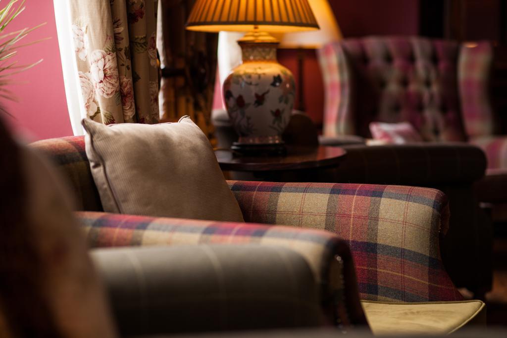 Balmoral Arms Hotel Балатър Екстериор снимка